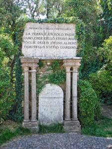 One of the historic architectural features of the Sigurtà garden. On the top stone there are the following words written in Italian, which I translate for you: "A message from the Fraternity: The Earth is the only country and we are the waves of the same sea, leaves from the same tree, flowers from the same garden." Interesting, not sure which Fraternity they are referring here.