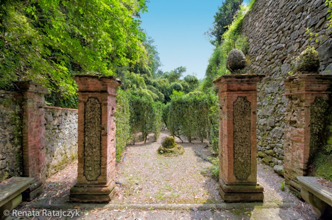 The entrance to the Labyrinth, Garzoni garden, Italy. 